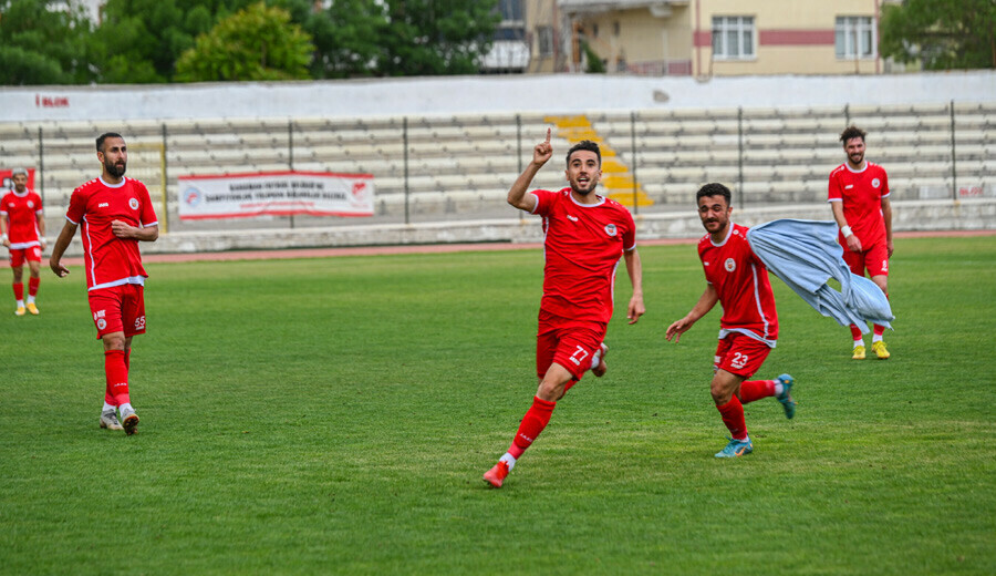 Karaman FK - Ayvalıkgücü Belediyespor (2-1) Ev sahibi ekip, yarı finale yükseldi Karaman FK - Ayvalıkgücü Belediyespor (2-1) Ev sahibi ekip, yarı finale yükseldi