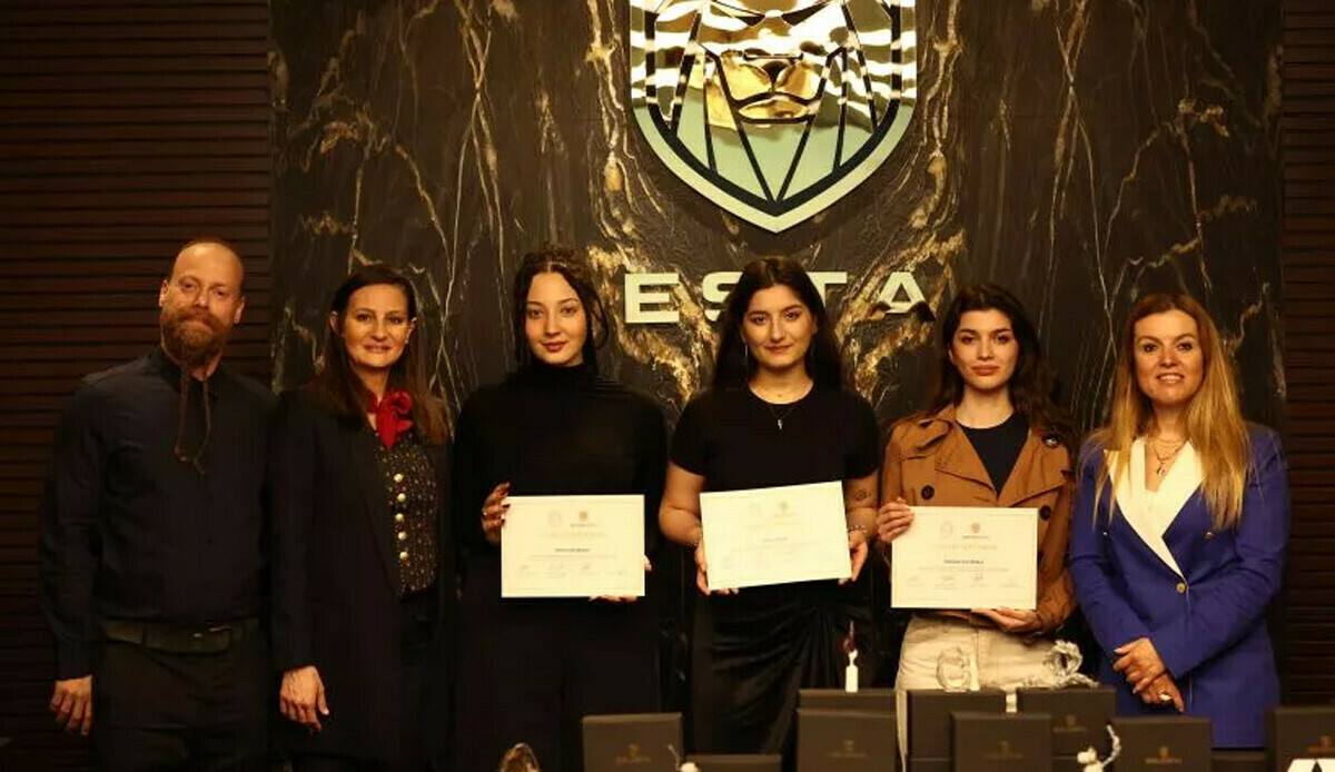 Üniversite öğrencileri inşaat atıklarını sanat eserine dönüştürdü Üniversite öğrencileri inşaat atıklarını sanat eserine dönüştürdü