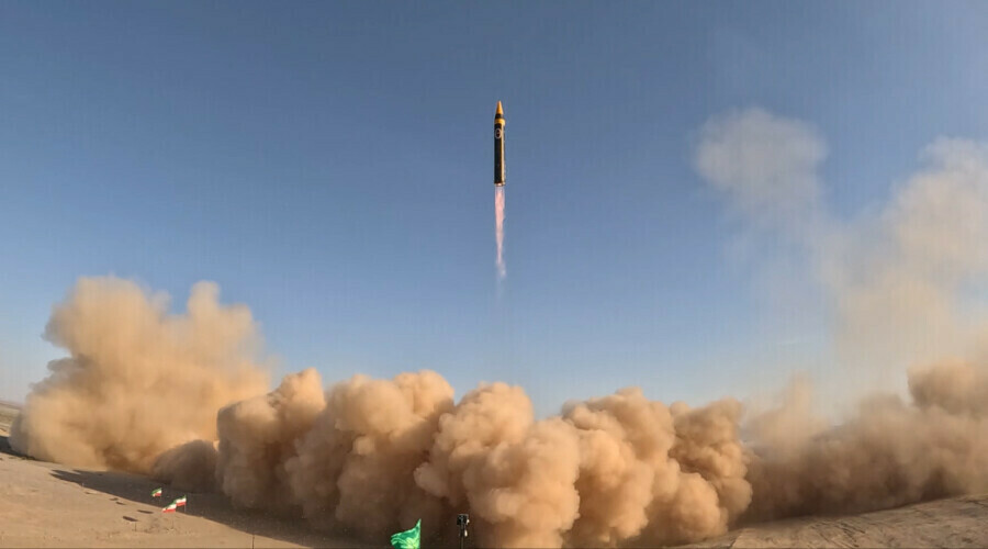 İran’dan gövde gösterisi: Yeni balistik füze görücüye çıktı