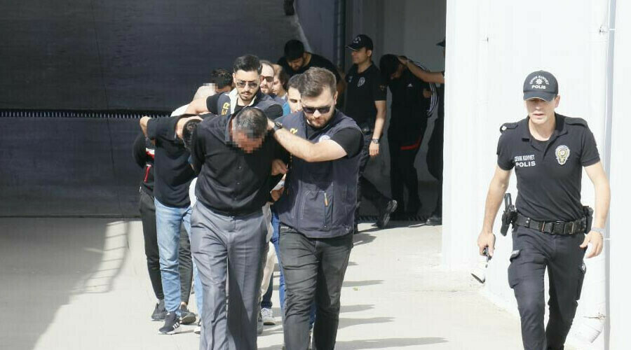 ‘Sazan Sarmalı’ operasyonunda 6 tutuklama: 10 milyon lira dolandırmışlardı! ‘Sazan Sarmalı’ operasyonunda 6 tutuklama: 10 milyon lira dolandırmışlardı!