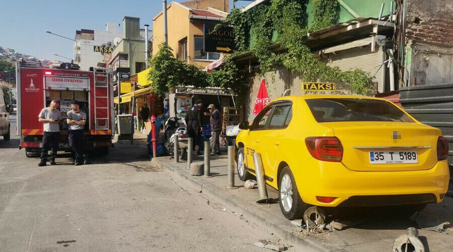 Kaldırımda yürürken taksinin altında kaldı