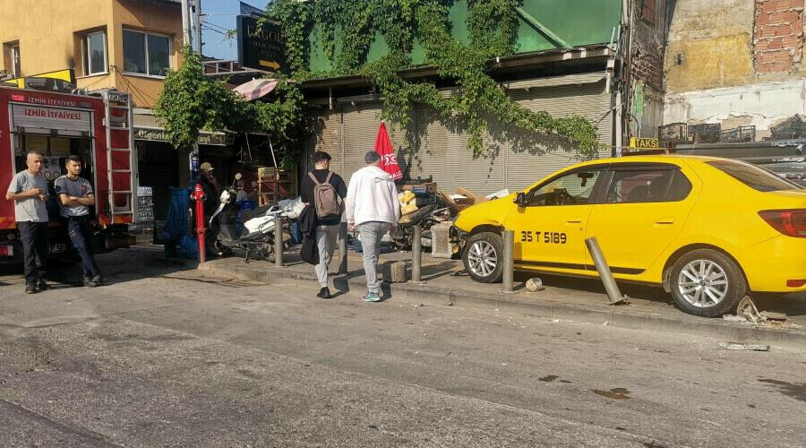 Kaldırımda yürürken taksinin altında kaldı