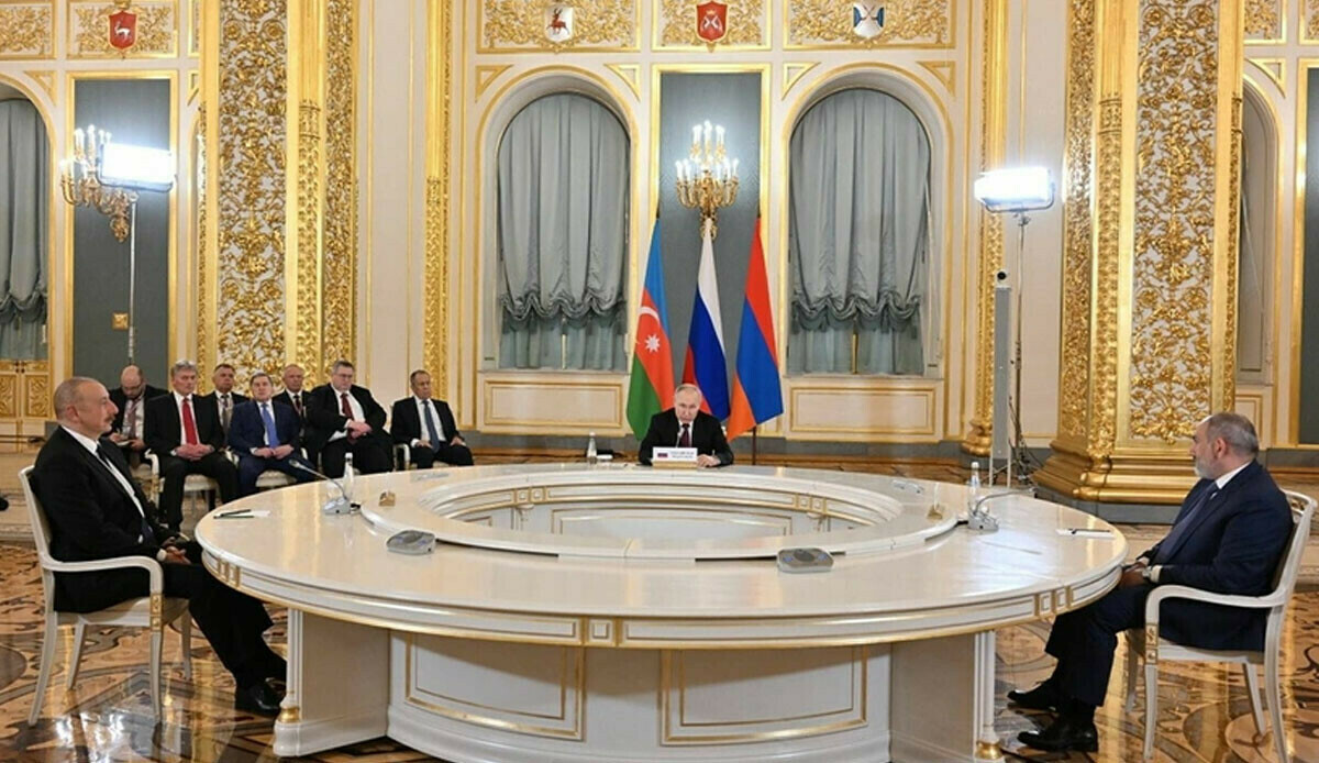 Rusya'da kritik zirve! Putin, Aliyev ve Paşinyan bir araya geldi Rusya'da kritik zirve! Putin, Aliyev ve Paşinyan bir araya geldi