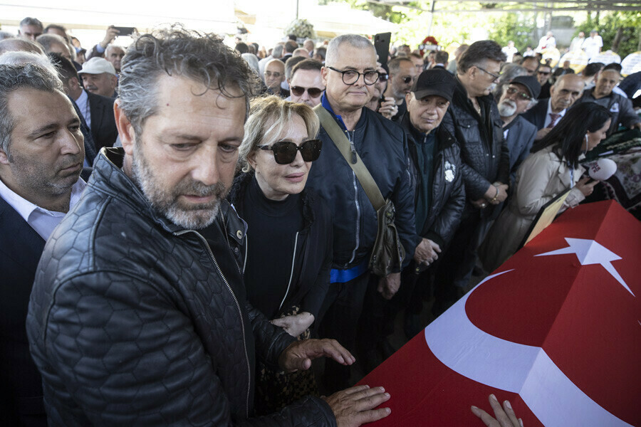 Caz sanatçısı İlham Gencer’e veda… Cenazede vasiyeti yerine getirildi Caz sanatçısı İlham Gencer’e veda… Cenazede vasiyeti yerine getirildi