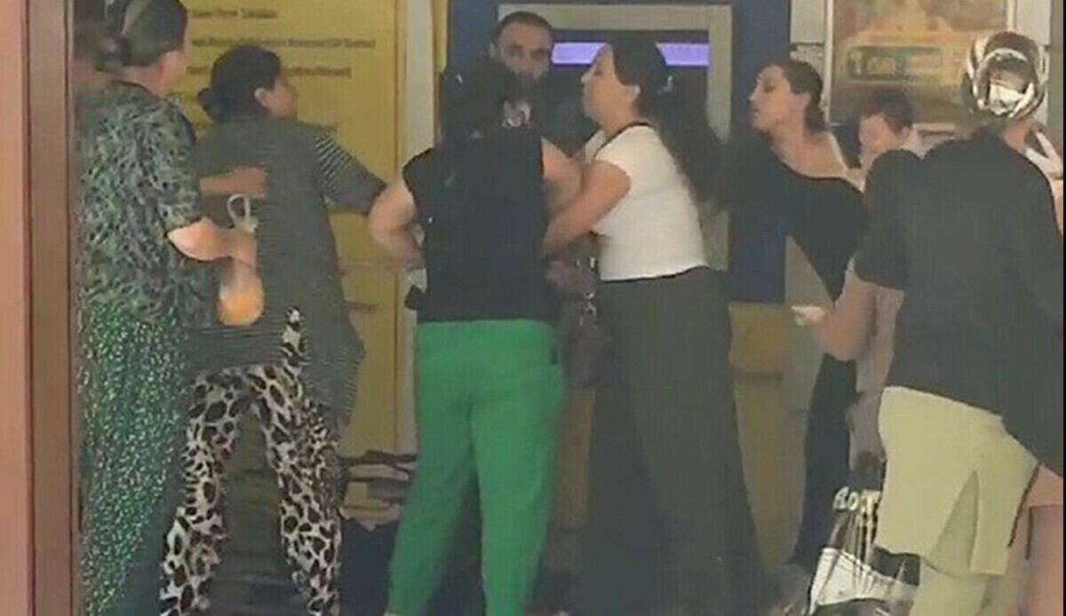 ATM'de sıra bekleyen kadınlar yumruklu kavgaya tutuştu