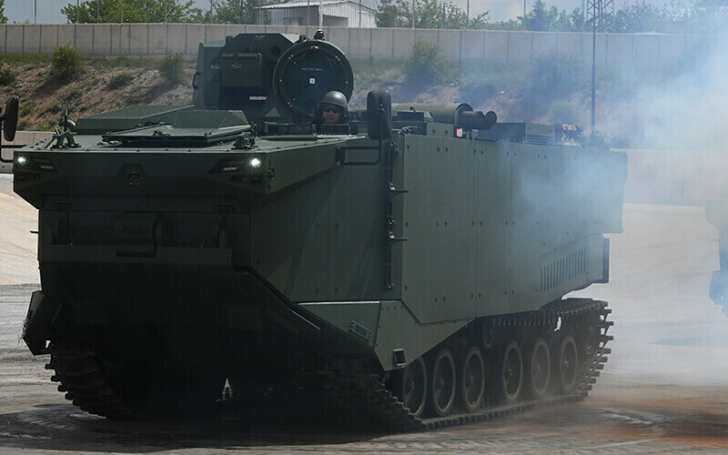 <p>Dünyada sınıfının en iyisi olarak nitelendirilen <strong>Zırhlı Amfibi Hücum Araçları'ndan (ZAHA)</strong> 27'si Türk Silahlı Kuvvetleri envanterine girdi. ZAHA Araçları Teslim ve Geliştirilmiş Zırhlı Personel Taşıyıcı (GZPT) Modernizasyon Projesi İmza Programı, FNSS Savunma Sistemleri AŞ'nin Gölbaşı'ndaki tesislerinde gerçekleştirildi. Törende, araçlar katılımcılara tanıtıldı.</p>