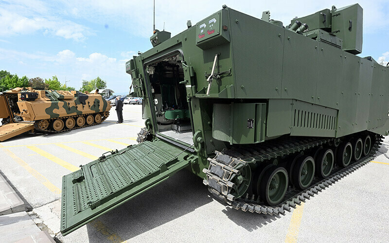 <p>Konuşmaların ardından FNSS tarafından <strong>GZPT Modernizasyonu İmza Töreni</strong> gerçekleştirildi ve sözleşme imzası anısına plaket takdimi yapıldı. GZPT Modernizasyon Projesi ile FNSS'nin 2000'li yılların başında Türk Silahlı Kuvvetlerine teslim ettiği ve birçok operasyonda görev yapmış GZPT'lerin <strong>en az 20 yıl daha yüksek performansla görev yapmasının</strong> önünün açılması hedefleniyor. İmza töreni sonrası FNSS Test Sahası'nda ZAHA'nın kabiliyetleri sergilendi.</p>