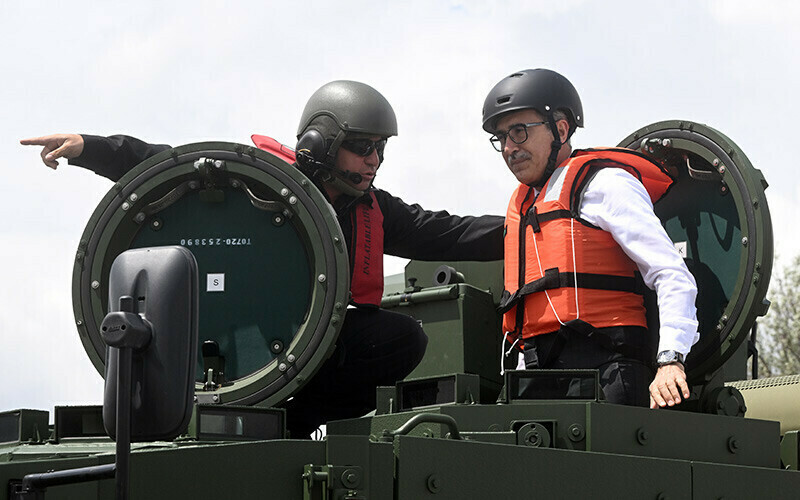 <h3><strong>KMC-U'DA TESLİMAT </strong></h3><p>Silahlı Taşıyıcı Araçlar (STA) Projesi kapsamında geliştirilen KAPLAN'lardan 3 prototipin de KMC-ROKETSAN tarafından yürütülen KMC-U Projesi'nde tesliminin yapıldığı bilgisini veren Kurt, 