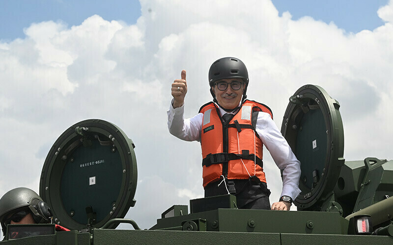 <h3><strong>ZAHA'NIN ÖZELLİKLERİ</strong></h3><p>Teslimi yapılan ZAHA'lar, yüzde 60 meyile tırmanabilirken yüzde 40 meyilde hareket edebiliyor ve 2 metrelik hendeği aşabiliyor. Su içinde kendini düzeltme yeteneğine sahip ZAHA'lar, iklimlendirme, otomatik yangın bastırma, balistik koruma, mayın koruma ve sis perdesi üretme gibi birçok özelliğe sahip bulunuyor. ZAHA'larda 2 su jeti, termal ve gündüz kameraları yer alıyor.</p><p> </p><p>(Kaynak: Anadolu Ajansı)</p>