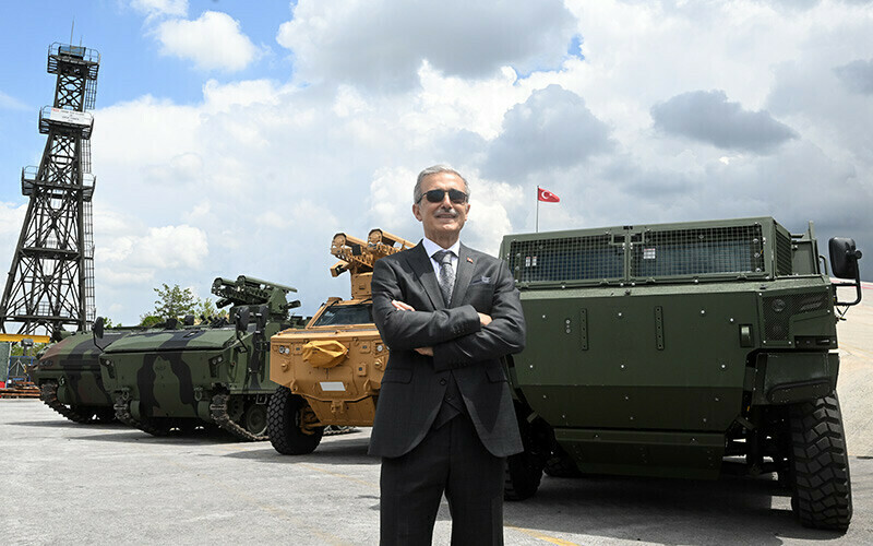 <p>23 Amfibi Hücum Personel Aracı, 2 Amfibi Hücum Komuta Aracı, 2 Amfibi Hücum Kurtarma Aracı olmak üzere toplam 27 ZAHA'nın tedarik edilmesinin planlandığı bilgisini veren Demir, sadece konvansiyonel harp araçları değil, yeni nesil teknolojik ve farklı ihtiyaçlara cevap verebilen araç geliştirme çalışmalarına da 'Türkiye Yüzyılı'nın mimarı Cumhurbaşkanı Recep Tayyip Erdoğan liderliğinde devam edeceklerini dile getirdi. Demir, Türkiye'de faaliyet gösteren savunma sanayisi şirketlerinin hepsinin Türk firması olduğuna işaret ederek, bunların katma değer üreten ve sanayi sektörünün göz bebeği firmalar olduğunu söyledi.</p>