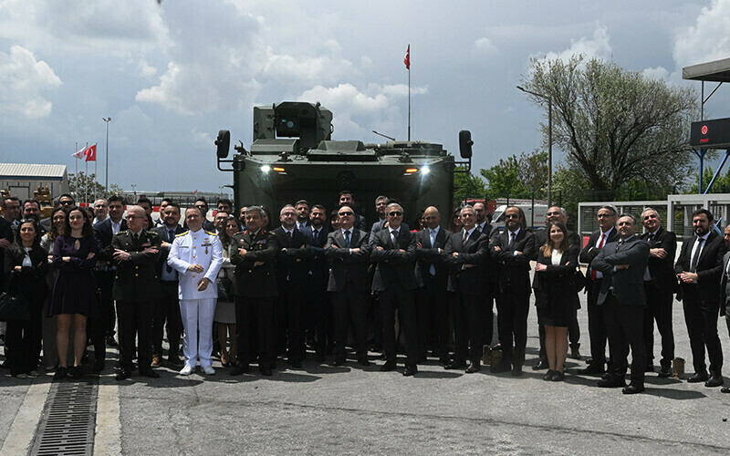 <p>Savunma Sanayii Başkanı Demir de araçla test havuzuna girdi. Araçtan indikten sonra gazetecilerin sorularını yanıtlayan Demir, aracın özelliklerinin Türkiye'nin geldiği noktayı gösterdiğini bildirdi. Demir, aracın, Türk donanmasının hizmetine 10 Nisan'da giren, hava, kara ve çıkarma araçlarının da yer aldığı dünyanın ilk silahlı insansız hava aracı gemisi TCG Anadolu'da görüleceğini bildirdi.</p>