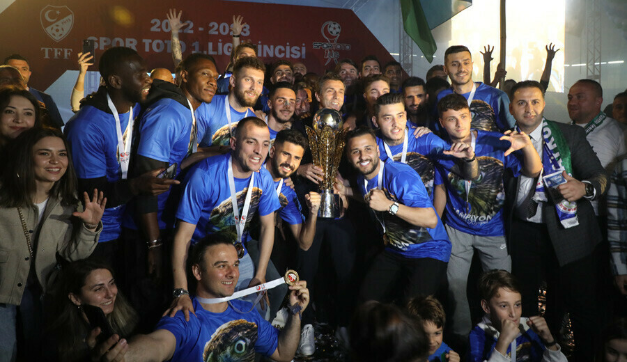 Süper Lig'e geri dönen Çaykur Rizespor kupasını aldı