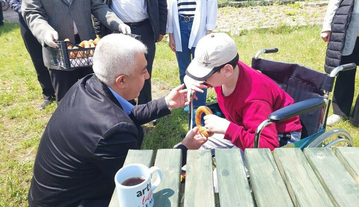 Engelli küçük Mehmet ‘Dünyanın tek lideri’ diyerek Erdoğan’a övgü dolu mesaj gönderdi Engelli küçük Mehmet ‘Dünyanın tek lideri’ diyerek Erdoğan’a övgü dolu mesaj gönderdi