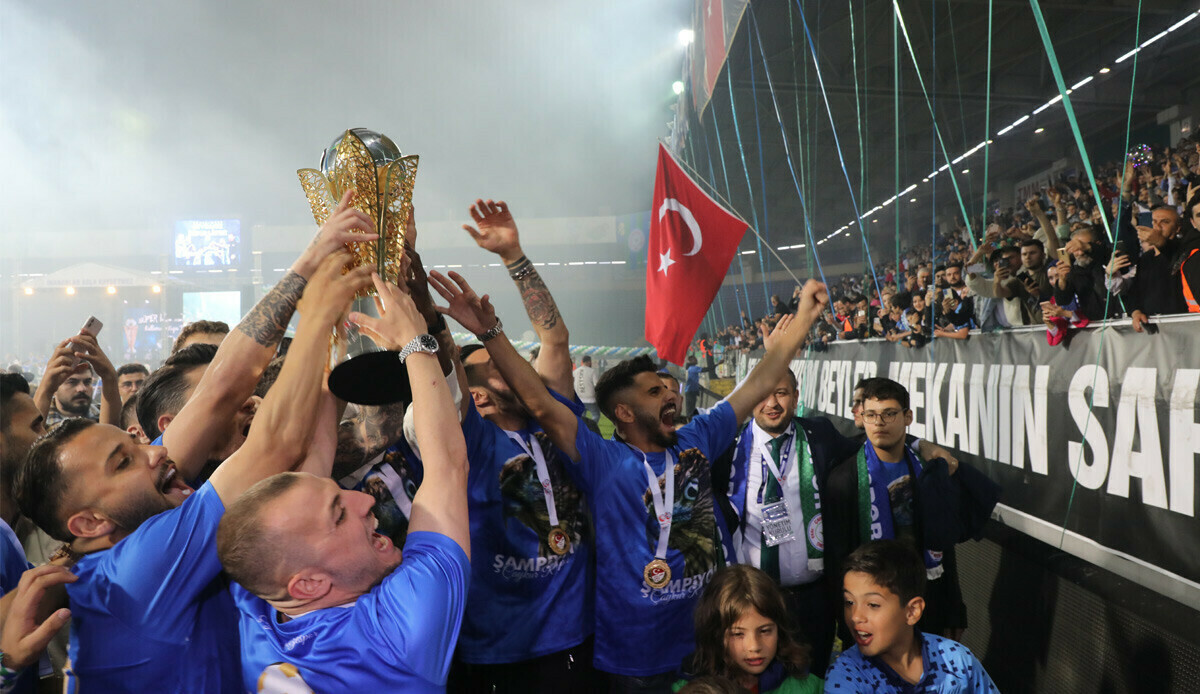 Süper Lig'e geri dönen Çaykur Rizespor kupasını aldı Süper Lig'e geri dönen Çaykur Rizespor kupasını aldı