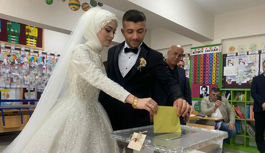 Gelin ve damat düğün öncesi sandığa gitti