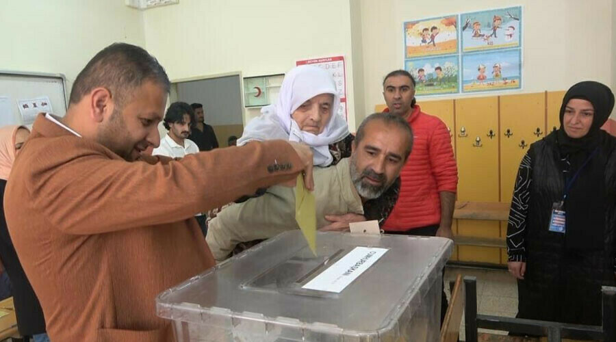 Seçim engel tanımadı: Oğlunun sırtında oy kullanmaya geldi