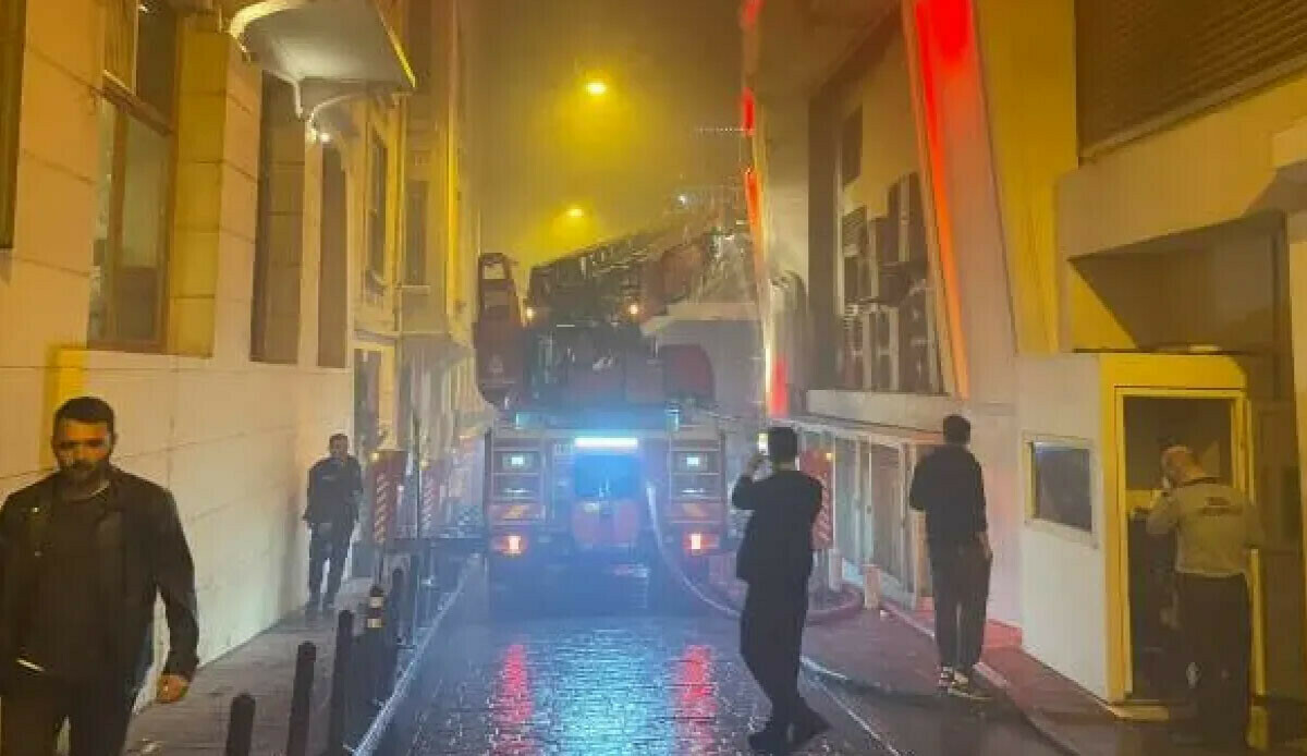 İstanbul'da korkutan yangın! itfaiye ekipleri saatler sonra söndürdü İstanbul'da korkutan yangın! itfaiye ekipleri saatler sonra söndürdü