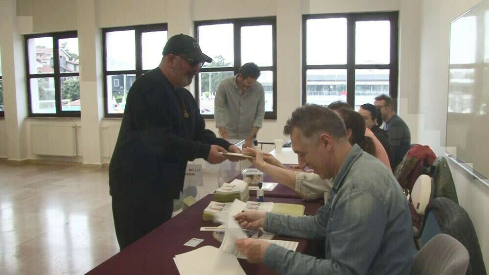 Cumhurbaşkanlığı seçimi için oy kullanan Cem Yılmaz, esprisiyle herkesi güldürdü