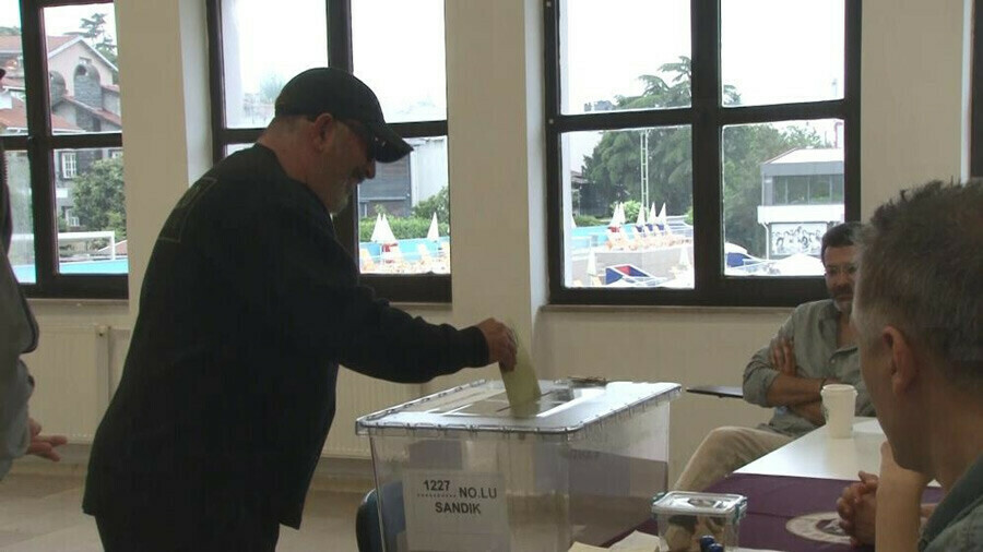 Cumhurbaşkanlığı seçimi için oy kullanan Cem Yılmaz, esprisiyle herkesi güldürdü