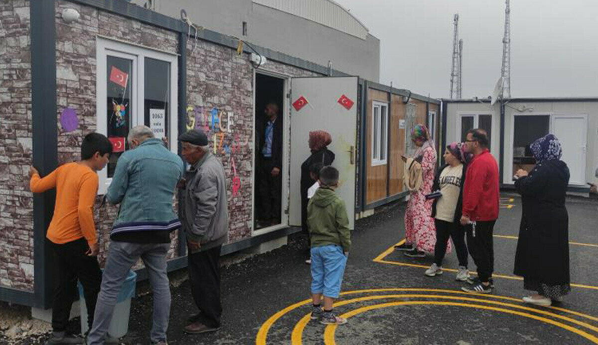 Deprem bölgesinde vatandaşlar seçimin ikinci turu için sandık başında