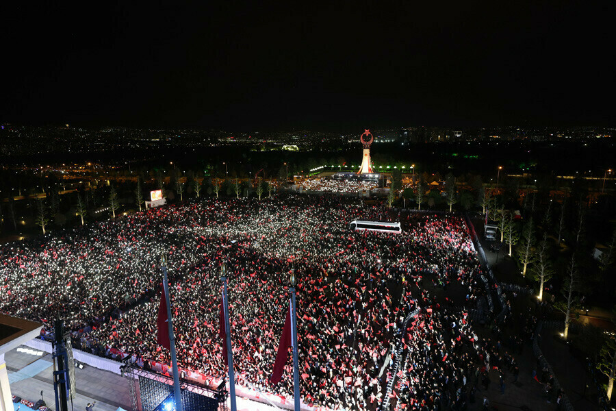 Cumhurbaşkanı Erdoğan'dan balkon konuşmasında 'bütünleşme' mesajı! Faiz ve enflasyon vurgusu dikkat çekti
