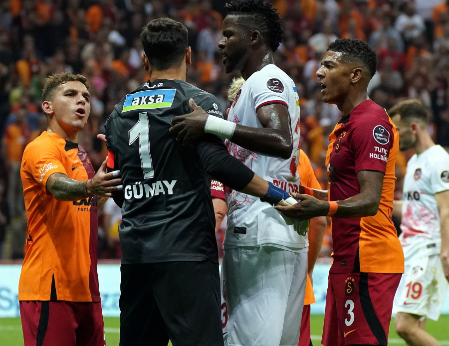 Beşiktaş'ın eski kalecisi Galatasaray'a transfer oluyor! Sezon sonunda imza atacak
