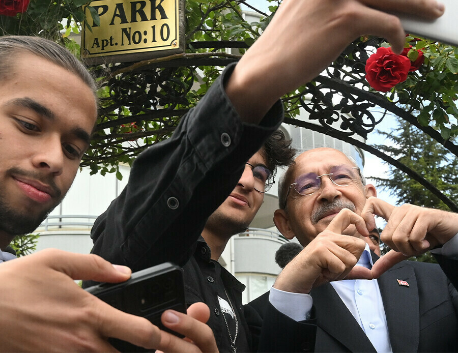 Sandıkların kapanmasına dakikalar kala CHP Genel Merkezi'nde dikkat çeken pankart!
