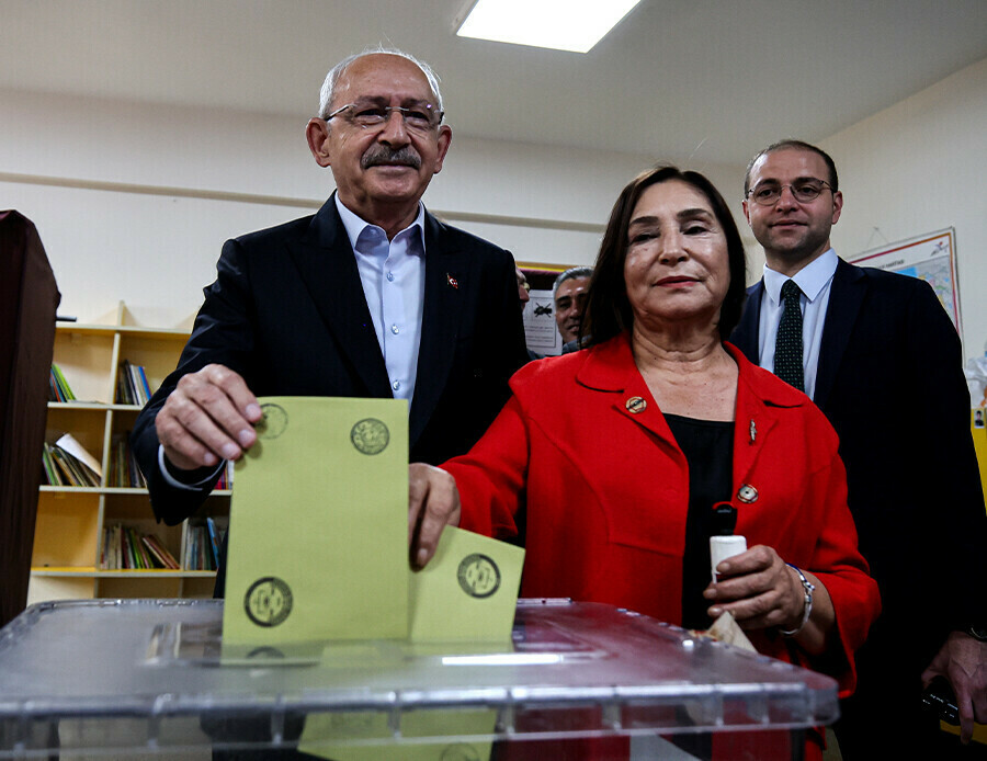 Sandıkların kapanmasına dakikalar kala CHP Genel Merkezi'nde dikkat çeken pankart!