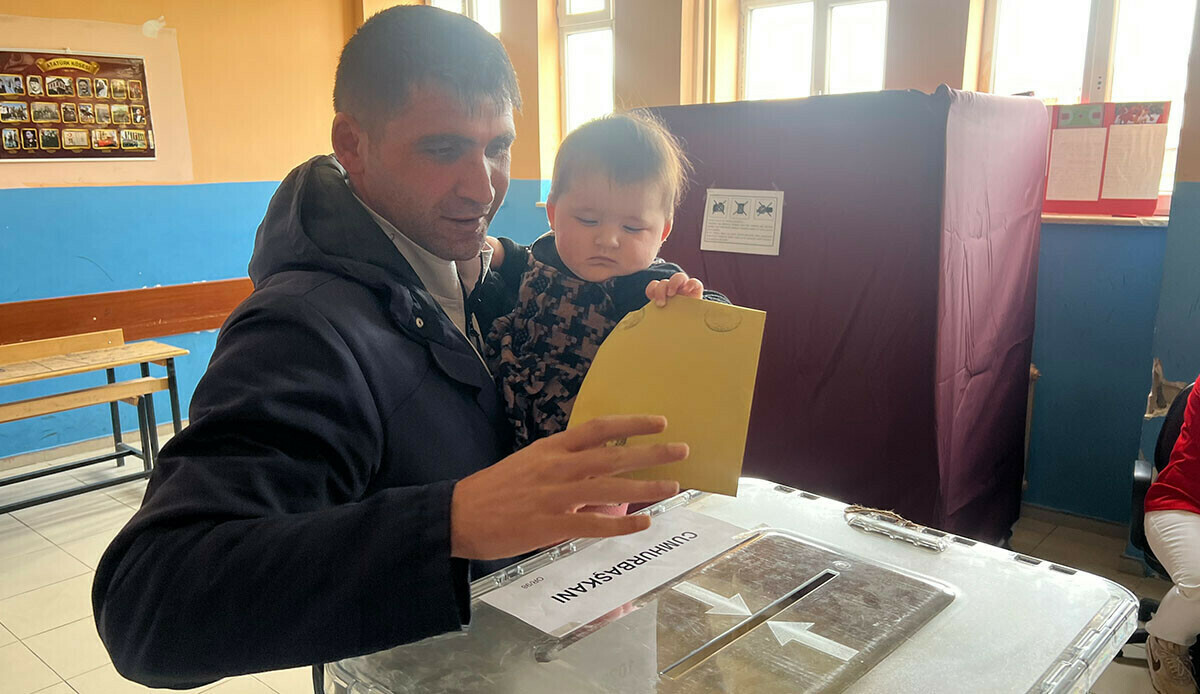 Sandığa 7 aylık ikiz bebekleri ile gittiler