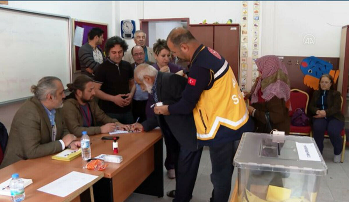 Sağlık Bakanlığı'nın aracıyla sandığa götürüldü Sağlık Bakanlığı'nın aracıyla sandığa götürüldü