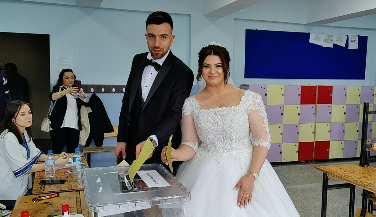 Bursalı çift sandığa gelinlik damatlıkla gitti