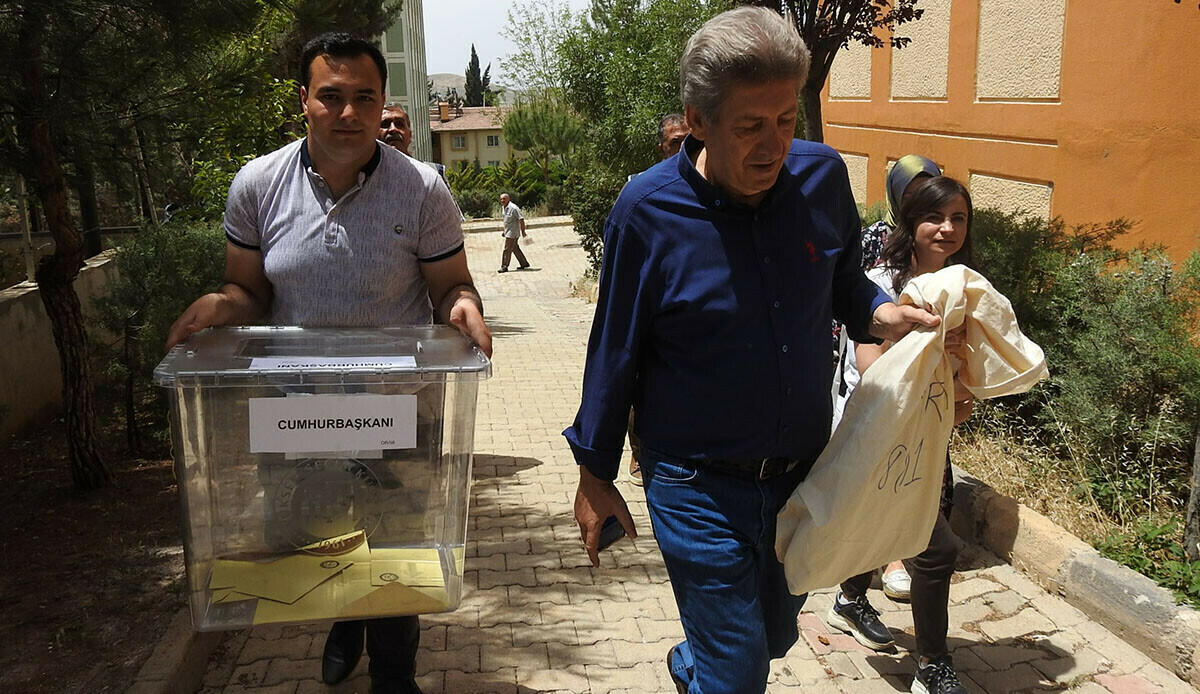 Sandığa gidemeyen seçmenler "seyyar sandık"ta oy kullandı
