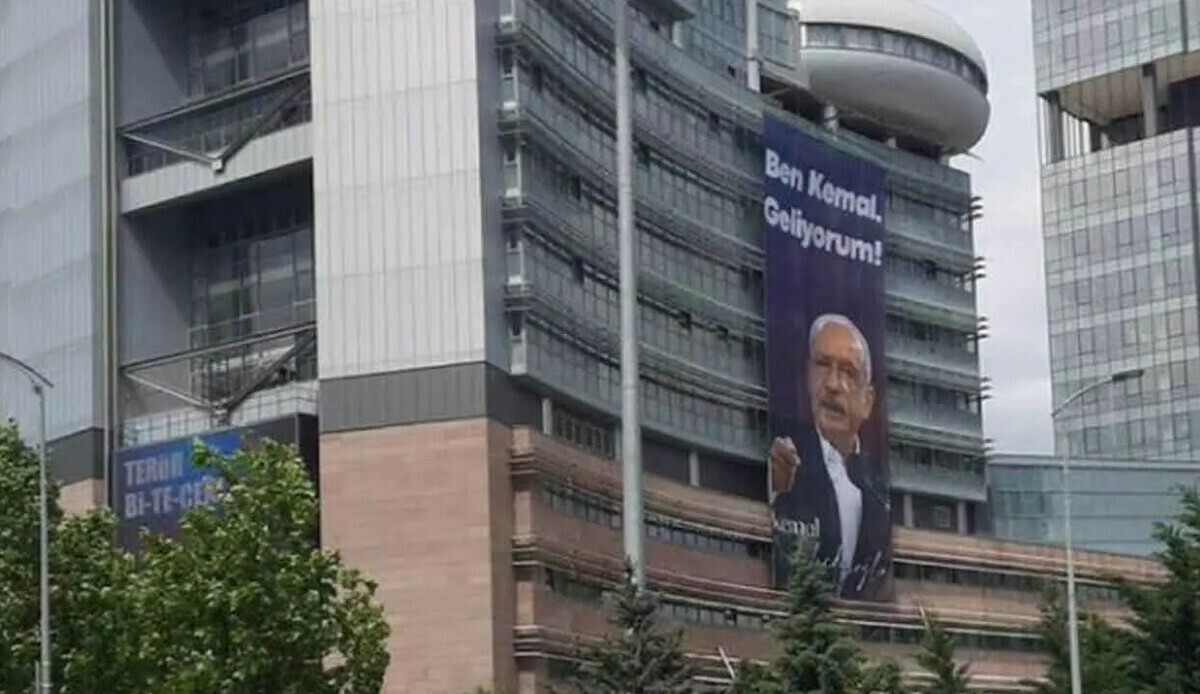 Sandıkların kapanmasına dakikalar kala CHP Genel Merkezi'nde dikkat çeken pankart!