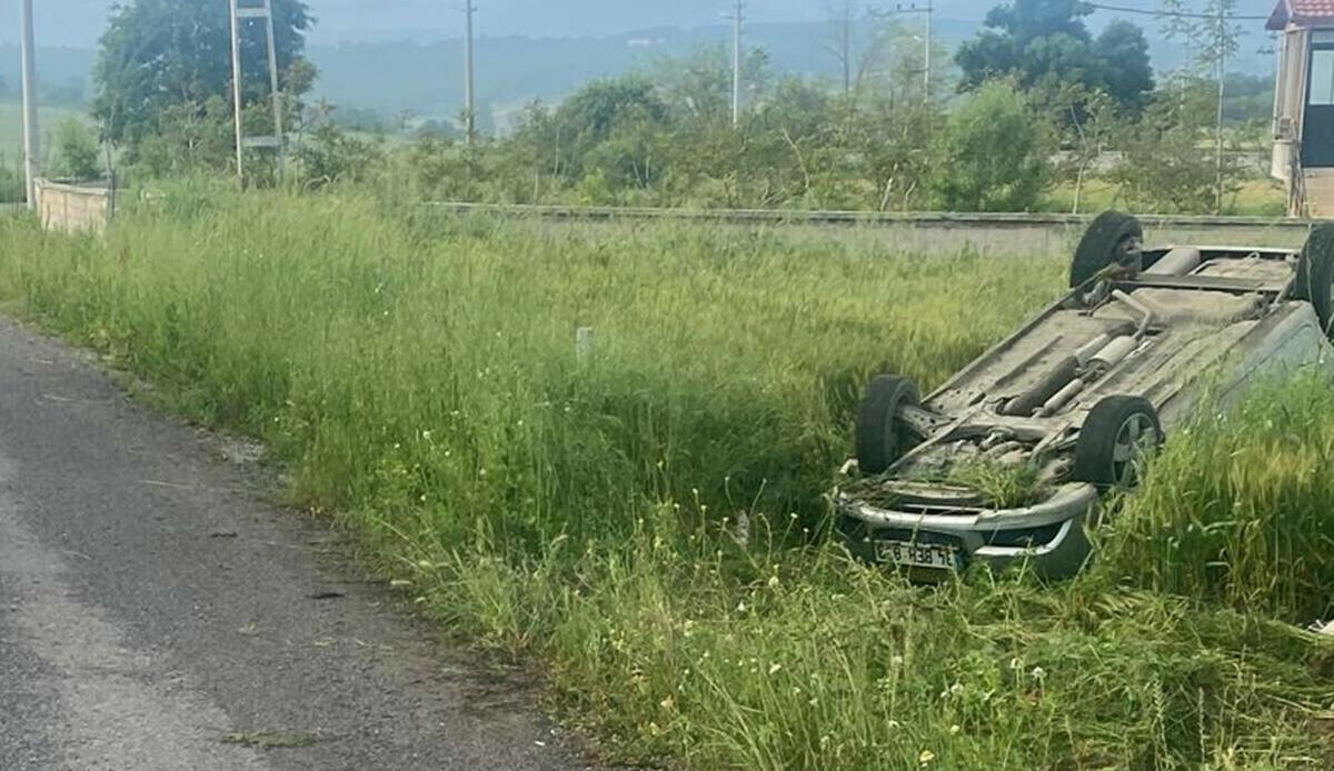 Samsun&#039;da sandık kurulu başkanı ve görevlisinin bulunduğu araç devrildi: 2 yaralı