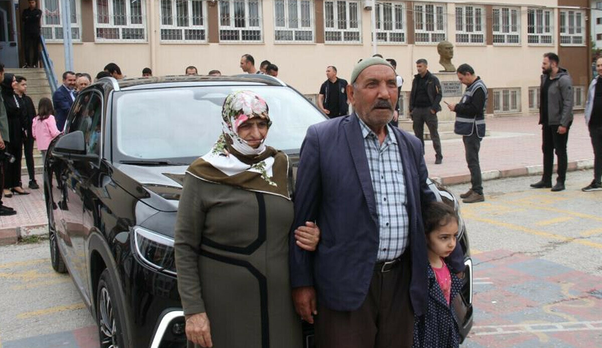 Elazığ'lı seçmenlerden Togg'a yoğun ilgi! Oy kullandılar, yerli ve milli otomobili görünce cep telefonlarına sarıldılar