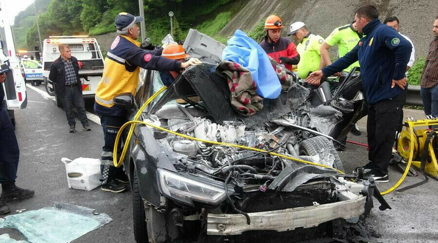 Hurdaya dönen otomobilin içinde sıkıştı, dakikalarca telefonla konuştu