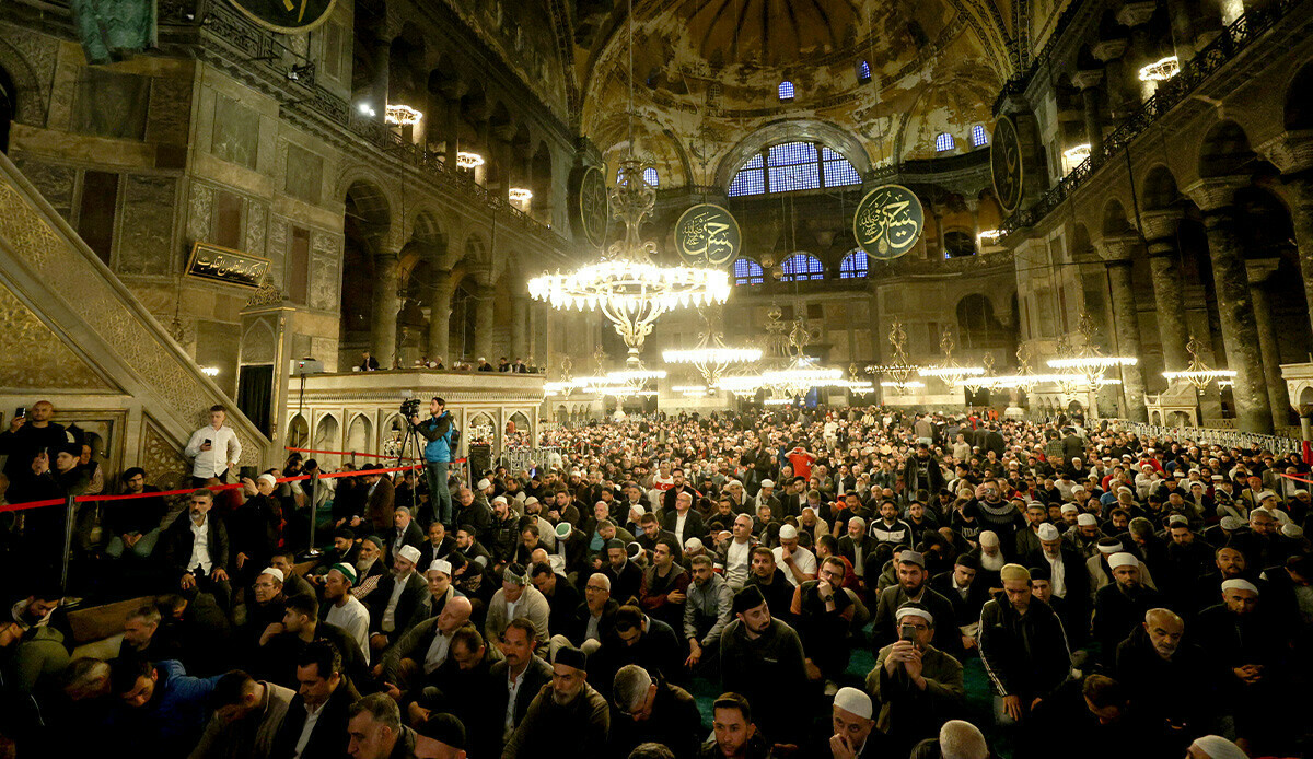 İstanbul'un fethinin 570'inci yıl dönümü: Ayasofya Camisi'nde dualar edildi