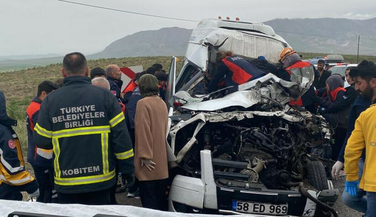 Sivas&#039;ta katliam gibi kaza! Tır ile yolcu minibüsü çarpıştı: 4 ölü, 3 yaralı