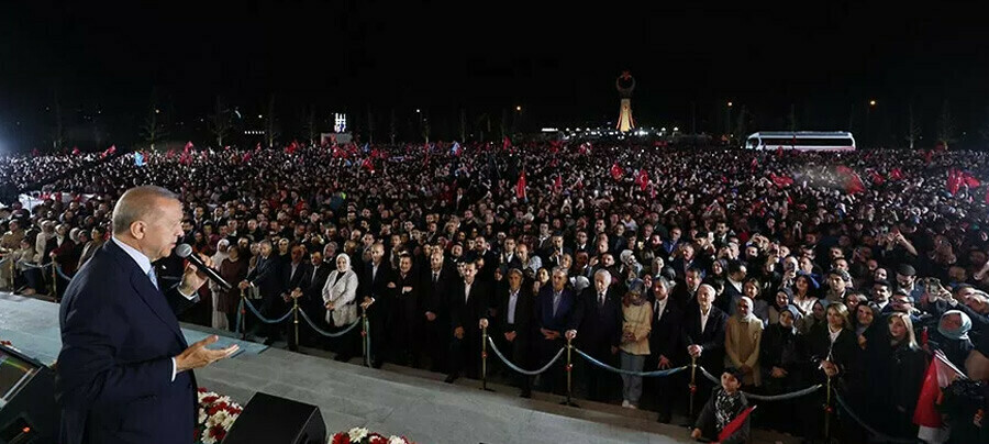 Cumhurbaşkanı Erdoğan'dan balkon konuşmasında 'bütünleşme' mesajı! Faiz ve enflasyon vurgusu dikkat çekti