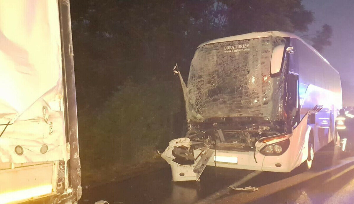 Sakarya'da AK Partili seçmenleri taşıyan otobüs TIR'a çarptı: 22 yaralı Sakarya'da AK Partili seçmenleri taşıyan otobüs TIR'a çarptı: 22 yaralı
