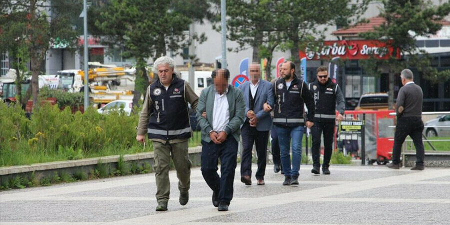 Cephanelik gibi otobüse operasyon: 3 kardeşe gözaltı Cephanelik gibi otobüse operasyon: 3 kardeşe gözaltı