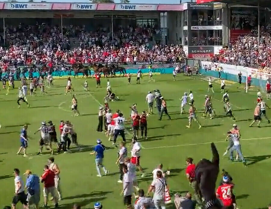 Yanlış anons şoku: Hamburg taraftarı şampiyonluk kutladı! Gerçeği öğrenince yıkıldılar Yanlış anons şoku: Hamburg taraftarı şampiyonluk kutladı! Gerçeği öğrenince yıkıldılar