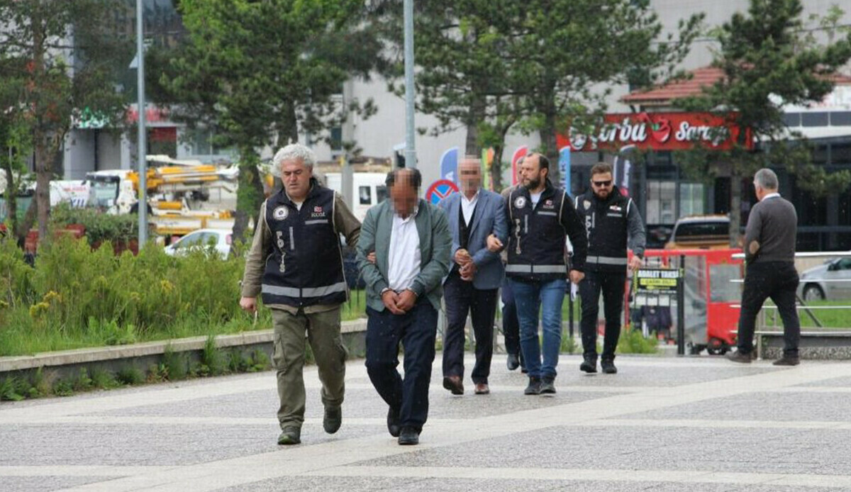 Cephanelik gibi otobüse operasyon: 3 kardeşe gözaltı Cephanelik gibi otobüse operasyon: 3 kardeşe gözaltı