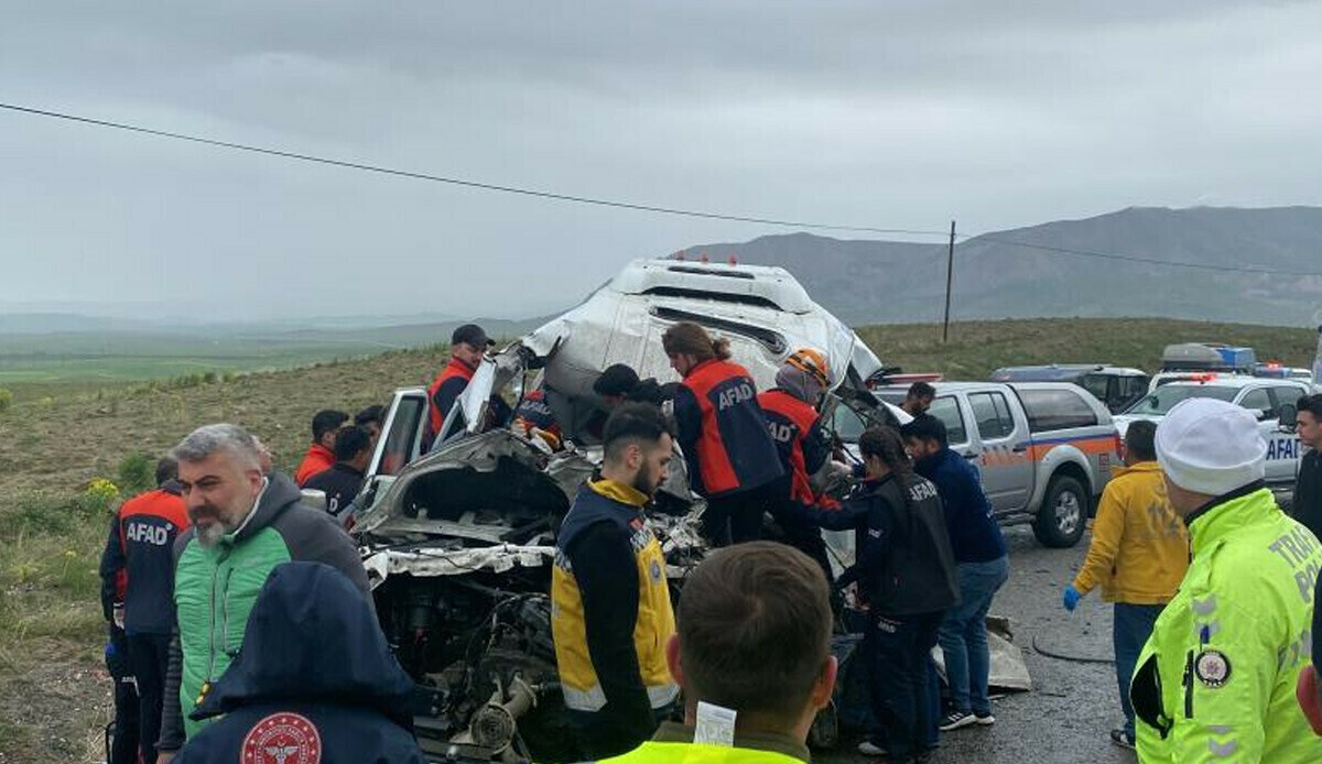 Sivas'ta katliam gibi kaza! Tır ile yolcu minibüsü çarpıştı: 4 ölü, 3 yaralı