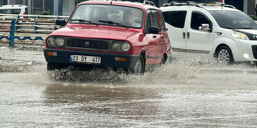 Elazığ'da şiddetli yağış sele döndü: Cadde ve alt geçitleri su bastı