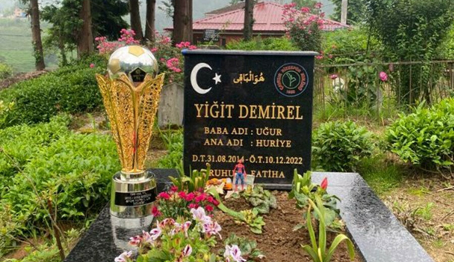 Hiçbir kupa senden daha değerli değil! Çaykur Rizespor'un kupası Yiğit Demirel'in kabrinde Hiçbir kupa senden daha değerli değil! Çaykur Rizespor'un kupası Yiğit Demirel'in kabrinde