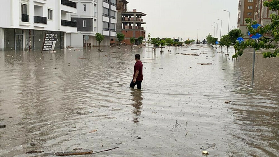 Tekirdağ'ı sağanak vurdu! Yollar göl oldu, arabalar suya gömüldü Tekirdağ'ı sağanak vurdu! Yollar göl oldu, arabalar suya gömüldü