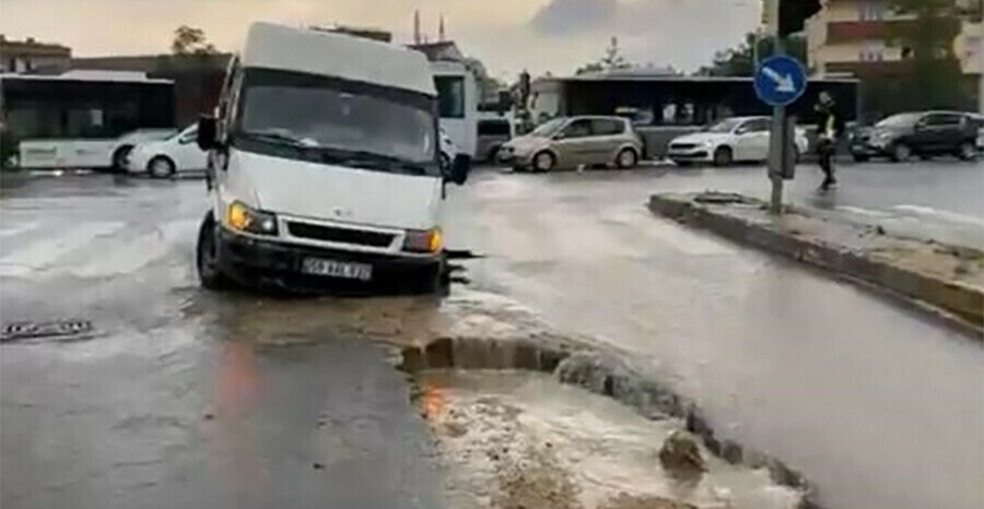 Tekirdağ'ı sağanak vurdu! Yollar göl oldu, arabalar suya gömüldü Tekirdağ'ı sağanak vurdu! Yollar göl oldu, arabalar suya gömüldü