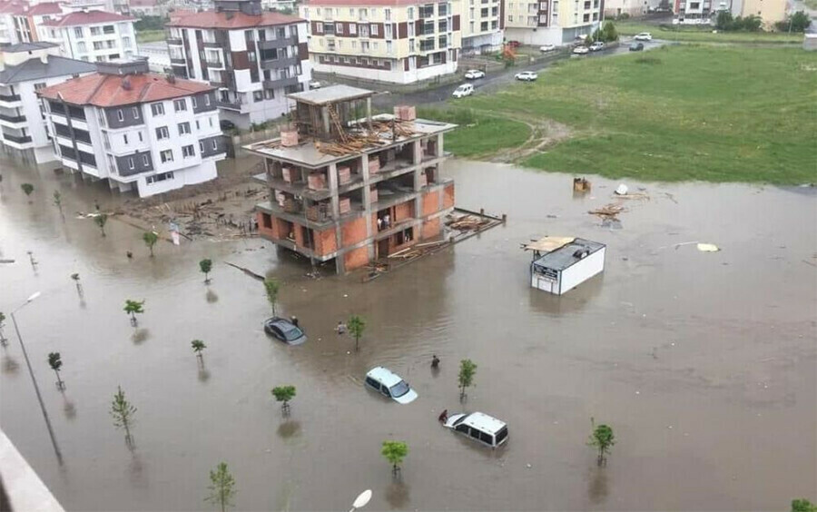 Tekirdağ'ı sağanak vurdu! Yollar göl oldu, arabalar suya gömüldü Tekirdağ'ı sağanak vurdu! Yollar göl oldu, arabalar suya gömüldü