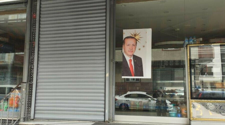 Hakaretler savurup, bıçakla tehdit etmişti… AK Partili çocuğa ekmek satmayan fırın mühürlendi! Hakaretler savurup, bıçakla tehdit etmişti… AK Partili çocuğa ekmek satmayan fırın mühürlendi!